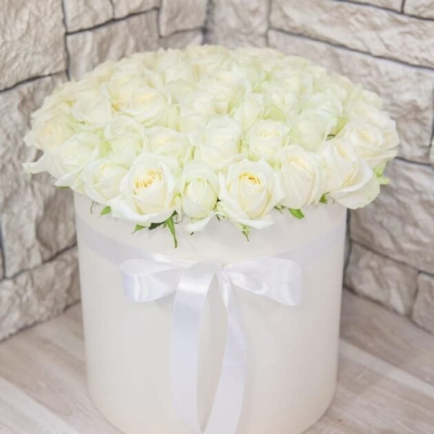 Grandeur White Roses Box - Image 3